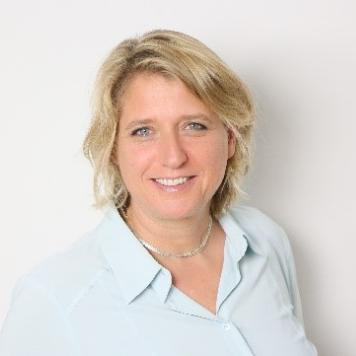 Frontal Bild von Frau Schönemann-Gieck vor einer weißen Wand